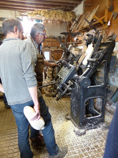 William observe le travail de Jean-Claude  la creuseuse